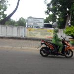 Pengendara motor melintasi di depan Terminal Bukit Tembak yang berada di depan Pasar Bukit Tembak. (ilham/haluankepri.com)