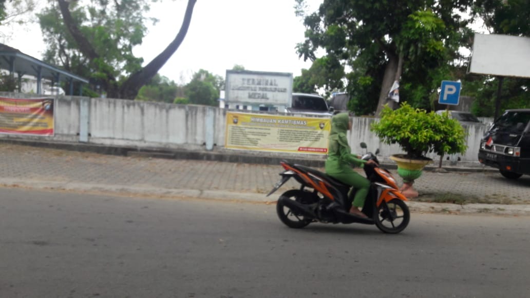 Pengendara motor melintasi di depan Terminal Bukit Tembak yang berada di depan Pasar Bukit Tembak. (ilham/haluankepri.com)