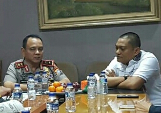 Kapolda Kepri, Irjen Andap Budhi Revianto (kiri) dengan Pemimpin Redaksi Haluan Kepri, Rinaldi Samjaya. (haluankepri.com)