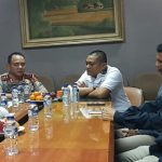 Kapolda Kepri, Irjen Pol Andap Budhi Revianto (tengah) saat silaturrahmi ke Haluan Kepri yang disambut oleh Pemimpin Redaksi Haluan Kepri, Rinaldi Samjaya dan tim kerja Haluan Kepri. (noviwandra/haluankepri.com)