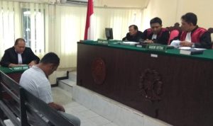 Indra alias In bin Bakri (54), terdakwa dugaan kasus sebagai kurir narkoba jenis sabu seberat 54 kilogram ini, dituntut hukuman mati oleh Jaksa Penuntut Umum (JPU) dalam sidang di Pengadilan Negeri (PN) Tanjungpinang, Senin (2/12). (asfanel/haluankepri.com)