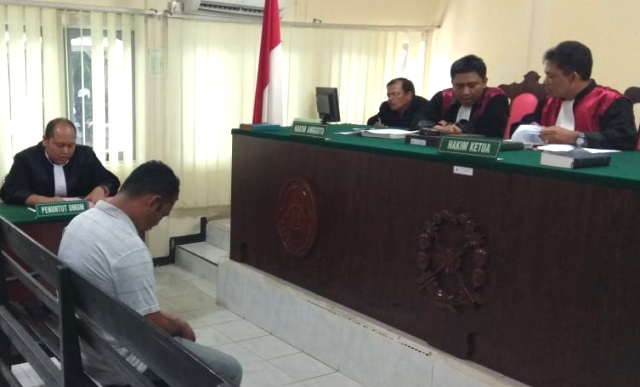 Indra alias In bin Bakri (54), terdakwa dugaan kasus sebagai kurir narkoba jenis sabu seberat 54 kilogram ini, dituntut hukuman mati oleh Jaksa Penuntut Umum (JPU) dalam sidang di Pengadilan Negeri (PN) Tanjungpinang, Senin (2/12). (asfanel/haluankepri.com)