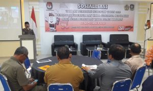 Ketua KPU Karimun, Eko Purwandoko membuka sosialisasi tahapan pilkada serentak 2020 di Hotel Alishan. (ilham/haluankepri.com)