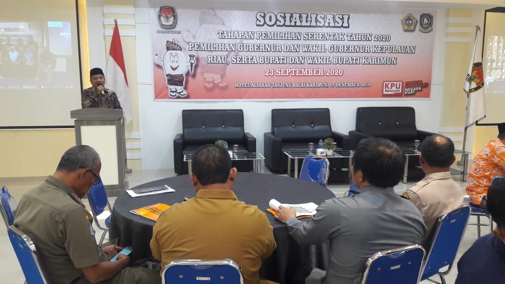 Ketua KPU Karimun, Eko Purwandoko membuka sosialisasi tahapan pilkada serentak 2020 di Hotel Alishan. (ilham/haluankepri.com)