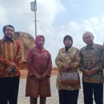 Ketua MK, Dr Anwar Usman, SH, MH foto bersama dengan Wakil Bupati KKA di Halaman Kantor Bupati. (yudi/haluankepri.com)