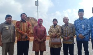 Ketua MK, Dr Anwar Usman, SH, MH foto bersama dengan Wakil Bupati KKA di Halaman Kantor Bupati. (yudi/haluankepri.com)