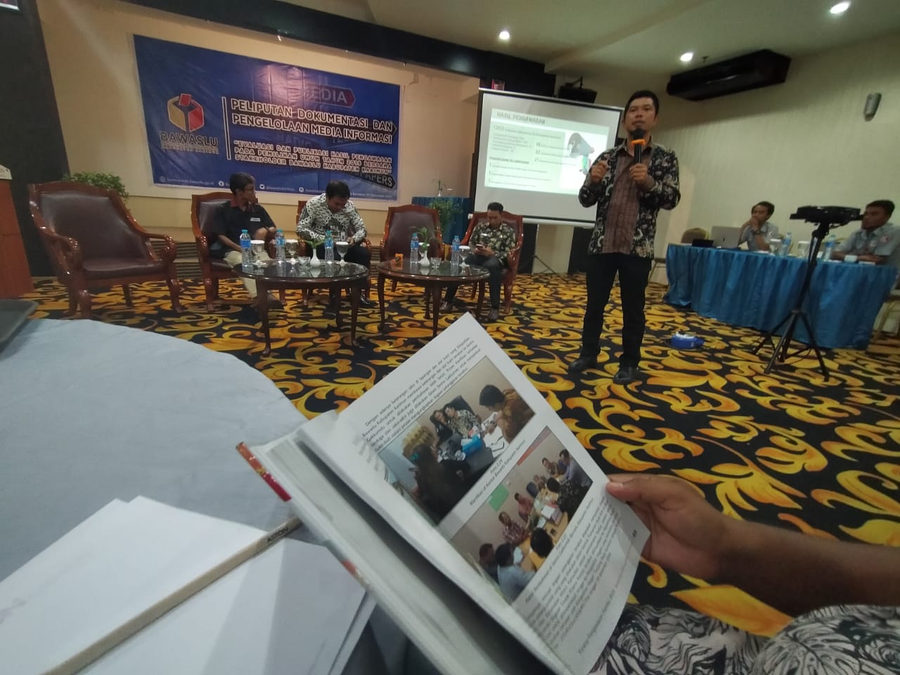 Ketua Bawaslu Kabupaten Karimun, Nurhidayat memberikan sambutan. (hengki/haluankepri.com)