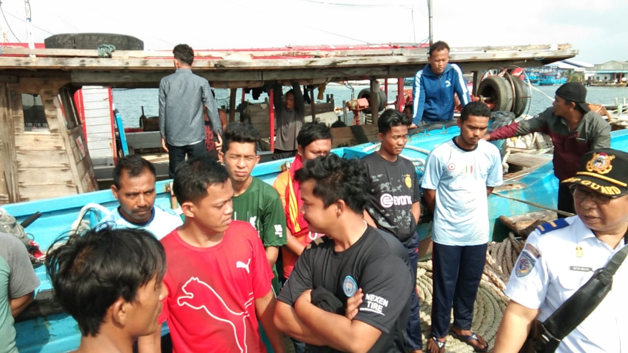 ABK Kapal KLM Citra Hasil yang berhasil diselamatkan Tim SAR gabungan lantaran tenggelam dekat perairan Tambelan, Rabu (4/12) pagi. (istimewa)