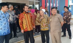 Ketua MK bersama Wakil Bupati saat berkeliling Kantor Bupati KKA. (yudi/haluankepri.com)