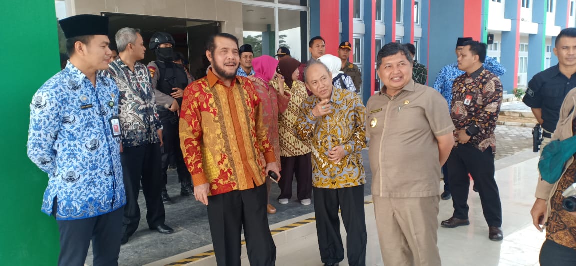 Ketua MK bersama Wakil Bupati saat berkeliling Kantor Bupati KKA. (yudi/haluankepri.com)