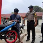 Ahmad Andrean alias Acil (20) saat menunjukkan motor Satria FU BP 6435 F hasil curiannya di Polsek Bintan Utara, Rabu (4/12) siang. (olialexander/haluankepri.com) Ahmad Andrean alias Acil (20) saat menunjukkan motor Satria FU BP 6435 F hasil curiannya di Polsek Bintan Utara, Rabu (4/12) siang. (olialexander/haluankepri.com)
