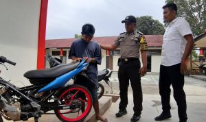 Ahmad Andrean alias Acil (20) saat menunjukkan motor Satria FU BP 6435 F hasil curiannya di Polsek Bintan Utara, Rabu (4/12) siang. (olialexander/haluankepri.com) Ahmad Andrean alias Acil (20) saat menunjukkan motor Satria FU BP 6435 F hasil curiannya di Polsek Bintan Utara, Rabu (4/12) siang. (olialexander/haluankepri.com)