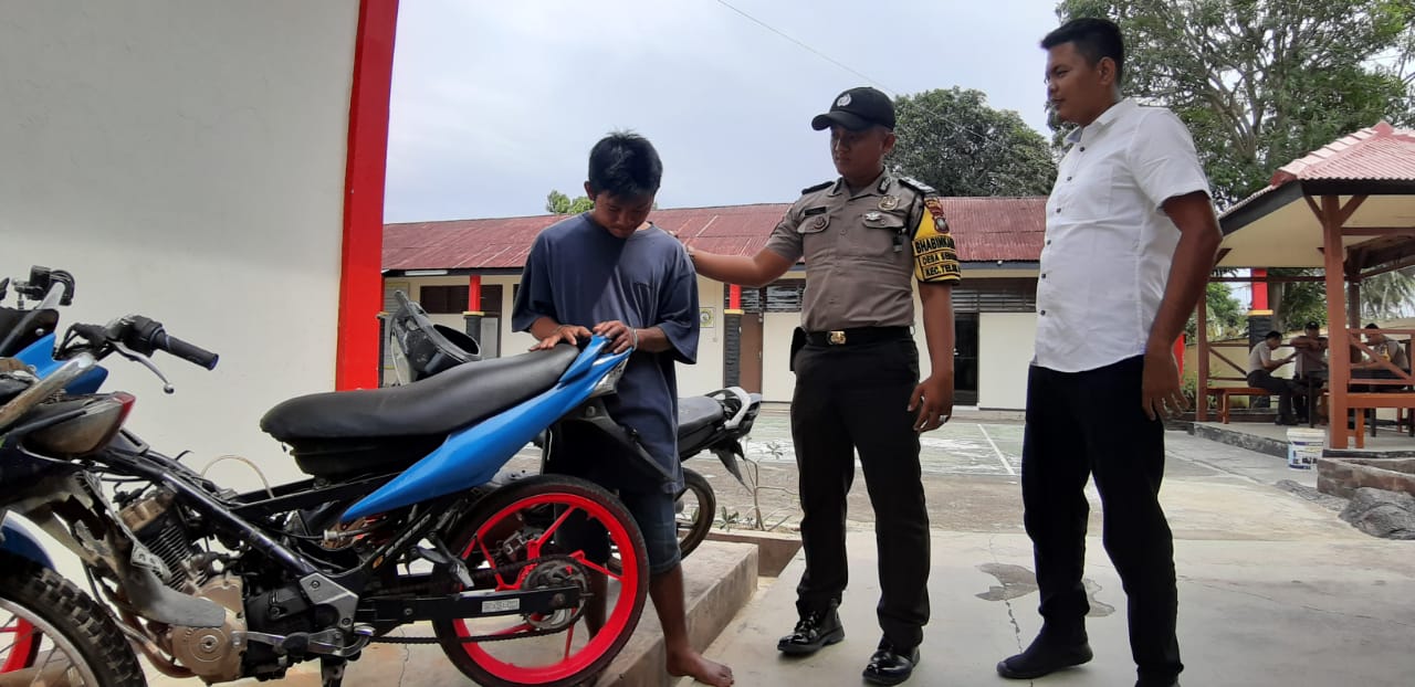 Ahmad Andrean alias Acil (20) saat menunjukkan motor Satria FU BP 6435 F hasil curiannya di Polsek Bintan Utara, Rabu (4/12) siang. (olialexander/haluankepri.com)