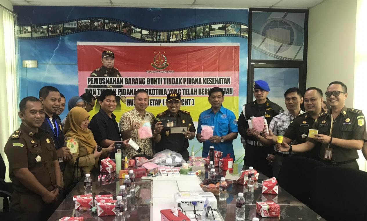 Kajari Batam, DidieTri Haryadi (tengah) bersama Ketua BNN Batam, serta sejumlah tamu VIP. (istimewa)