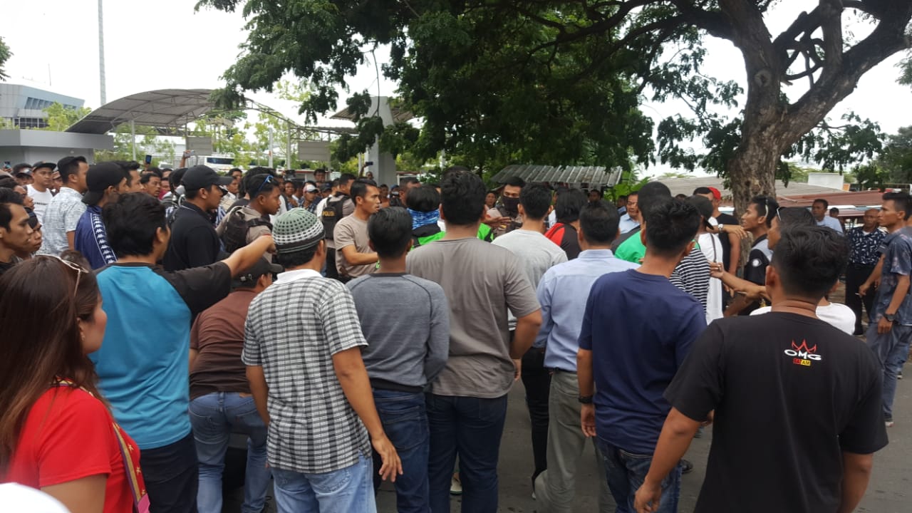 Driver taksi online dan pangkalan kembali ribut di kawasan pelabuhan Internasional Batam Center, Selasa (3/12/2019). (damri/haluankepri.com)