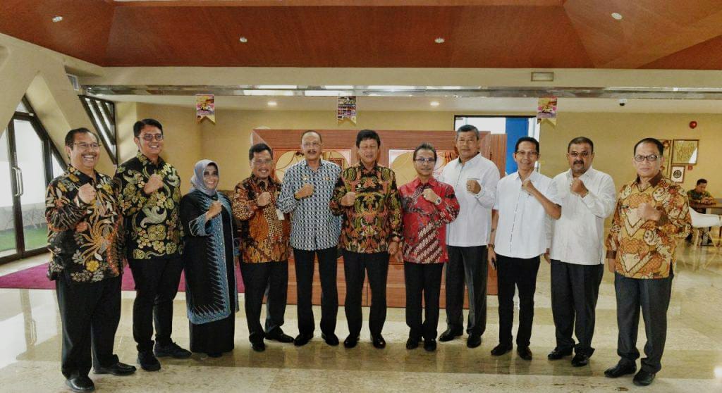Plt Gubernur Provinsi Kepri, H Isdianto didampingi Ketua DPRD Kepri Jumaga Nadeak saat melakukan Rakor bersama Menko Maritim di Jakarta, Selasa (3/12/2019) kemarin. (istimewa)