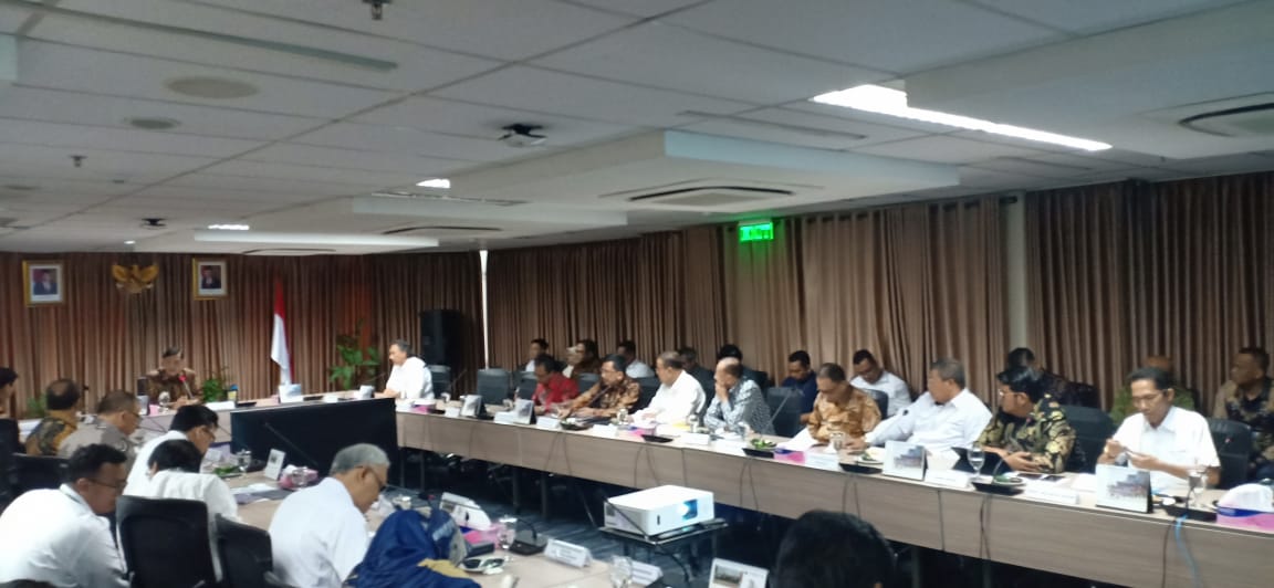 Bupati KKA, Abdul Haris, SH bersama Plt Gubernur rapat di Kemenko Maritim. (istimewa)