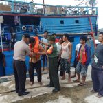 Babinkamtibmas dan Babinsa memasangkan life jacket kepada nelayan. (istimewa)