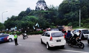 Jalan Tiban Kampung macet akibat polisi lakukan olah TKP tabrakan beruntun tadi malam. (dedi/haluankepri.com)