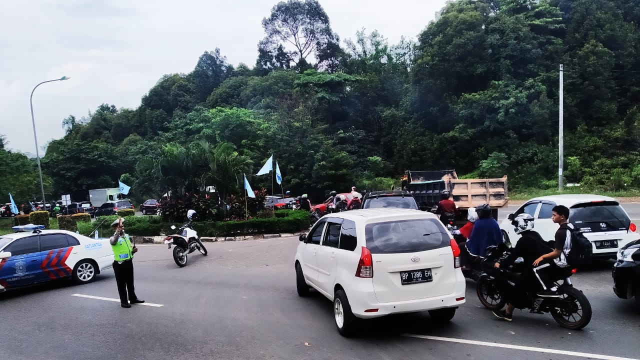 Jalan Tiban Kampung macet akibat polisi lakukan olah TKP tabrakan beruntun tadi malam. (dedi/haluankepri.com)