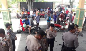 Nelayan Kecamatan Tebing mendatangi Kantor DPRD Karimun meminta tiga unit KIP pindah dari wilayah perairan Desa Pongkar. (ilham/haluankepri.com)
