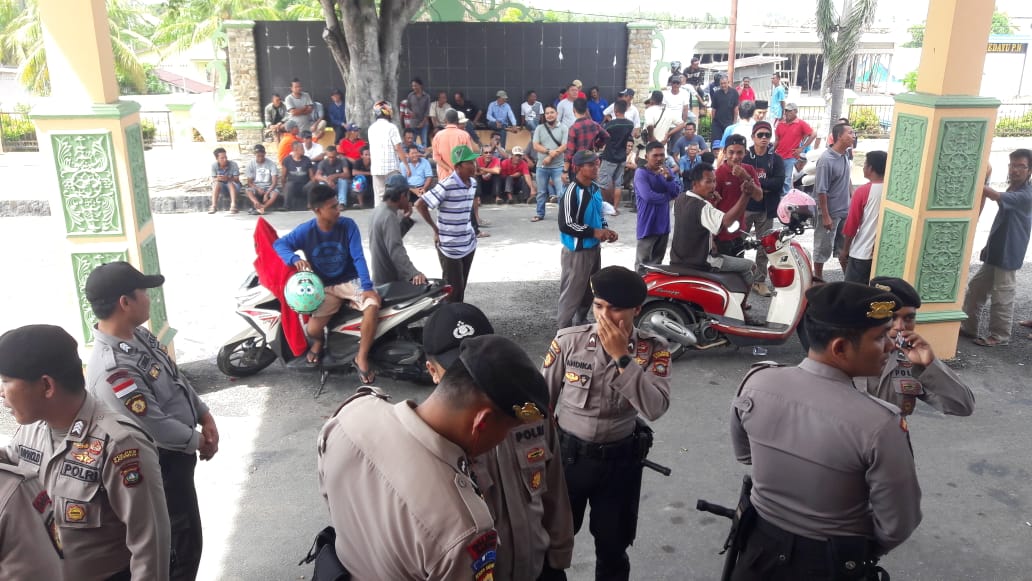 Nelayan Kecamatan Tebing mendatangi Kantor DPRD Karimun meminta tiga unit KIP pindah dari wilayah perairan Desa Pongkar. (ilham/haluankepri.com)