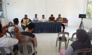 Pertemuan Warga Melcem Sungai Tering II dengan PT Limanda di kantor Lurah Tanjung Sengkuang. (damri/haluankepri.com)