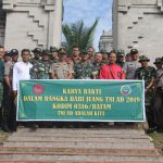 Personil Kodim 0316/Batam bersihkan Pura Agung Batam. (istimewa)