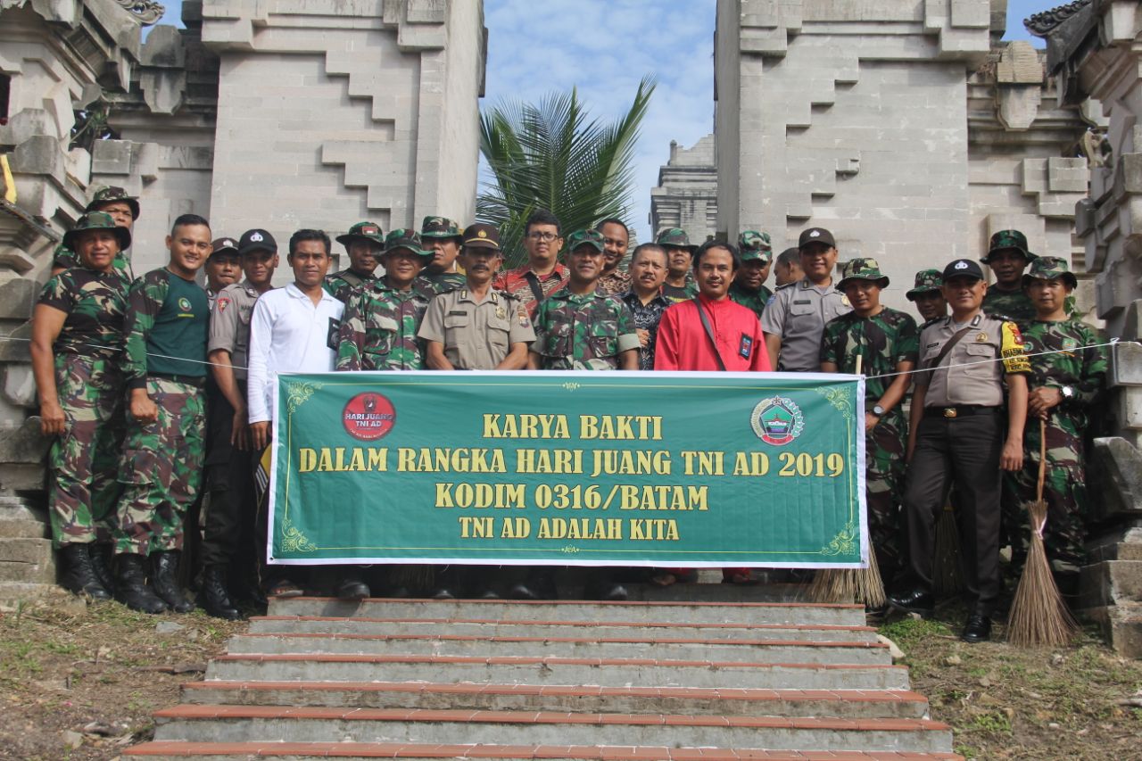 Personil Kodim 0316/Batam bersihkan Pura Agung Batam. (istimewa)