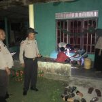 Jajaran Polsek Bintan Utara dan keluarga mengevakuasi jasad Kamaruzan ke rumahnya di Rt 02 Rw 02 Tanjunguban Utara, Kecamatan Bintan Utara yang ditemukan meninggal dekat Pantai Sakera, Kamis (5/12/2019) larut malam. (istimewa)