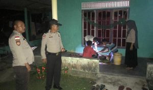 Jajaran Polsek Bintan Utara dan keluarga mengevakuasi jasad Kamaruzan ke rumahnya di Rt 02 Rw 02 Tanjunguban Utara, Kecamatan Bintan Utara yang ditemukan meninggal dekat Pantai Sakera, Kamis (5/12/2019) larut malam. (istimewa)