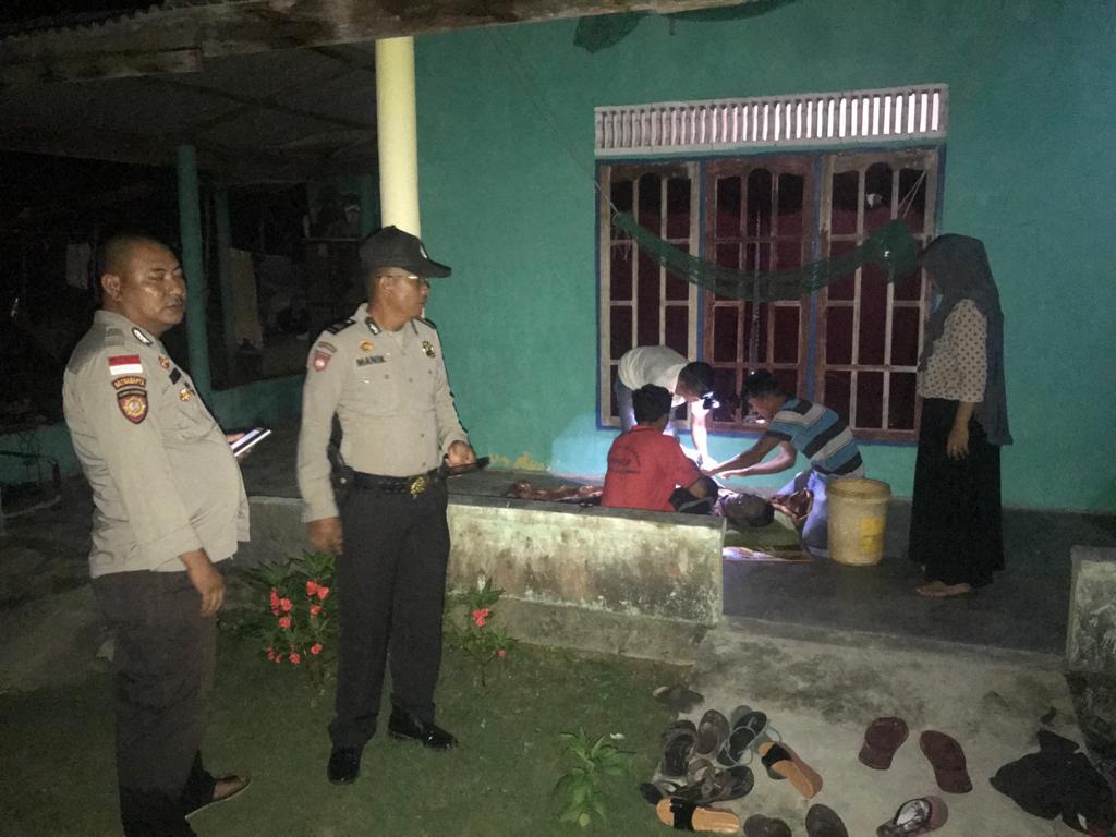 Jajaran Polsek Bintan Utara dan keluarga mengevakuasi jasad Kamaruzan ke rumahnya di Rt 02 Rw 02 Tanjunguban Utara, Kecamatan Bintan Utara yang ditemukan meninggal dekat Pantai Sakera, Kamis (5/12/2019) larut malam. (istimewa)