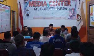 Konfrensi pers KPU Natuna di aula kantor KPU Natuna. (fatur/haluankepri.com)