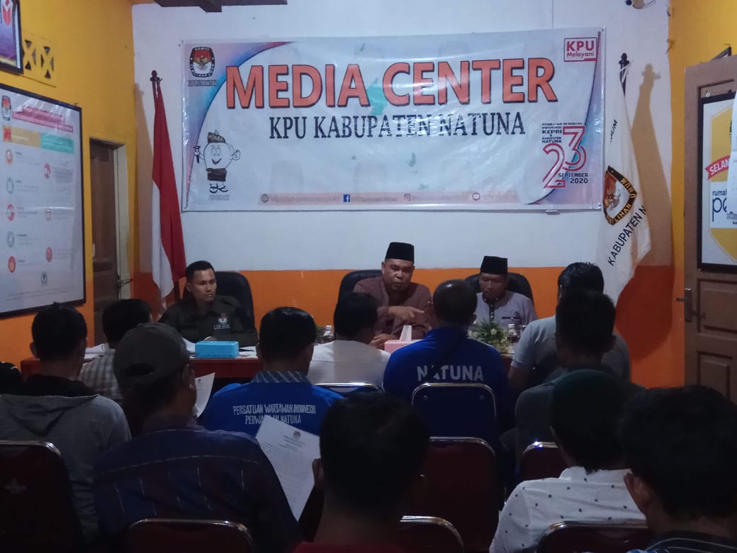 Konfrensi pers KPU Natuna di aula kantor KPU Natuna. (fatur/haluankepri.com)