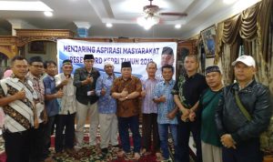 Anggota DPRD Kepri, Surya Sardi bersama warga saat reses DPRD Kepri tahun 2019, Sabtu (7/12) di Batam Centre. (gafur/haluankepri.com) Anggota DPRD Kepri, Surya Sardi bersama warga saat reses DPRD Kepri tahun 2019, Sabtu (7/12) di Batam Centre. (gafur/haluankepri.com)