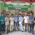 Osco (tengah) bersama Ketua PPP Batam Erizal dan sekretaris PPP Batam Eki Kurniawan di sekretariat PPP Batam. (istimewa)
