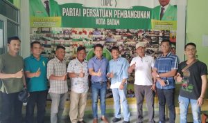 Osco (tengah) bersama Ketua PPP Batam Erizal dan sekretaris PPP Batam Eki Kurniawan di sekretariat PPP Batam. (istimewa)