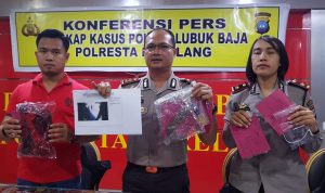 Kapolresta Barelang, AKBP Prasetyo Rachmad Purboyo SIK, MH, dengan Kapolsek Lubukbaja, Kompol Yunita Stevani dan Wakasat Reskrim, AKP Ricky Firmansyah, menunjukan BB hasil penyidikan dan olah TKP terbakarnya Hawai Karaoke hingga tewasnyaTan Sui Phing alias Apeng, Sabtu (07/12/2019), malam, di Polsek Lubukbaja. (noviwandra/haluankepri.com)