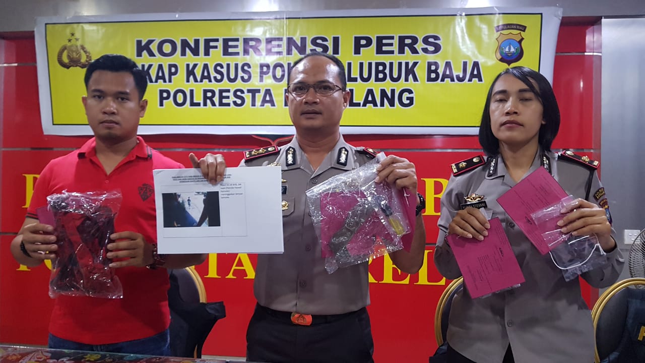 Kapolresta Barelang, AKBP Prasetyo Rachmad Purboyo SIK, MH, dengan Kapolsek Lubukbaja, Kompol Yunita Stevani dan Wakasat Reskrim, AKP Ricky Firmansyah, menunjukan BB hasil penyidikan dan olah TKP terbakarnya Hawai Karaoke hingga tewasnyaTan Sui Phing alias Apeng, Sabtu (07/12/2019), malam, di Polsek Lubukbaja. (noviwandra/haluankepri.com)