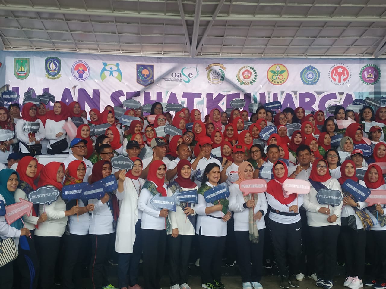 Kapolda Kepri berfoto bersama dengan ibu-ibu Forkompinda Kepri di alun-alun Engku Putri, Batam center, Minggu (8/12/2019). (boby/haluankepri.com)