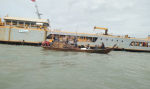 Pompong nelayan Tebing saat merapat ke KIP PT Timah. (ilham/haluankepri.com)