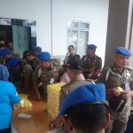 Anggota Satpol PP Kota Tanjungpinang jalani tes urine yang digelar BNN Kota Tanjungpinang, di Kantor Satpol PP Kota Tanjungpinang, Senin (9/12). (ricobarino/haluankepri.com)