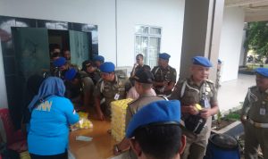 Anggota Satpol PP Kota Tanjungpinang jalani tes urine yang digelar BNN Kota Tanjungpinang, di Kantor Satpol PP Kota Tanjungpinang, Senin (9/12). (ricobarino/haluankepri.com)