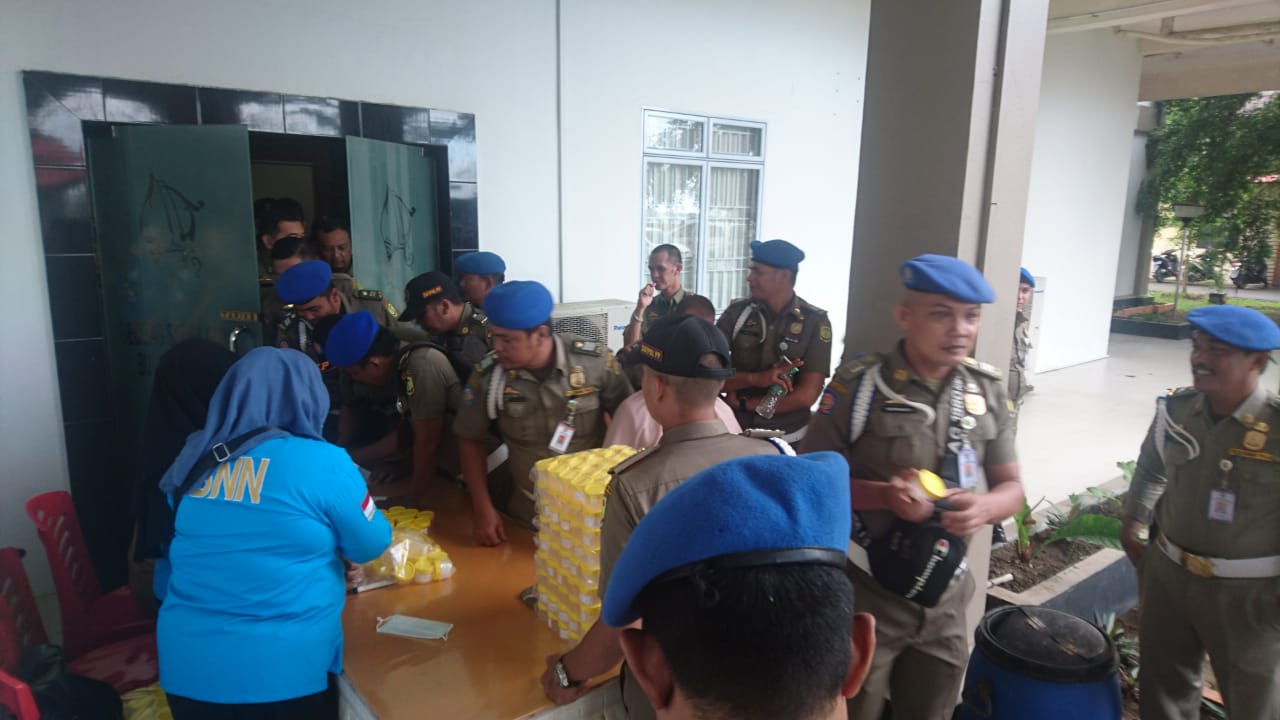 Anggota Satpol PP Kota Tanjungpinang jalani tes urine yang digelar BNN Kota Tanjungpinang, di Kantor Satpol PP Kota Tanjungpinang, Senin (9/12). (ricobarino/haluankepri.com)