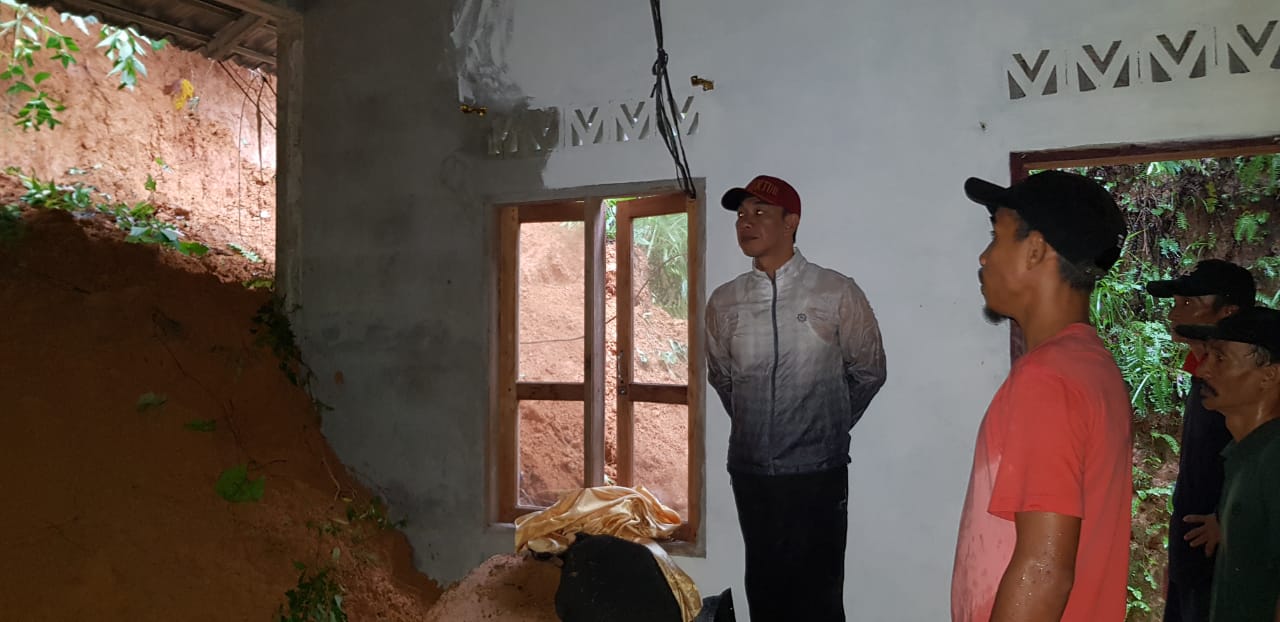 Camat Serasan, Wendriady (baju putih) meninjau lokasi longsor. (fatur/haluankepri.com)