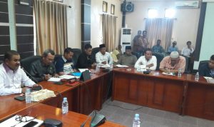 Bupati Karimun Aunur Rafiq menghadiri pertemuan nelayan dan PT Timah di DPRD Karimun. (ilham/haluankepri.com) Bupati Karimun Aunur Rafiq menghadiri pertemuan nelayan dan PT Timah di DPRD Karimun. (ilham/haluankepri.com)