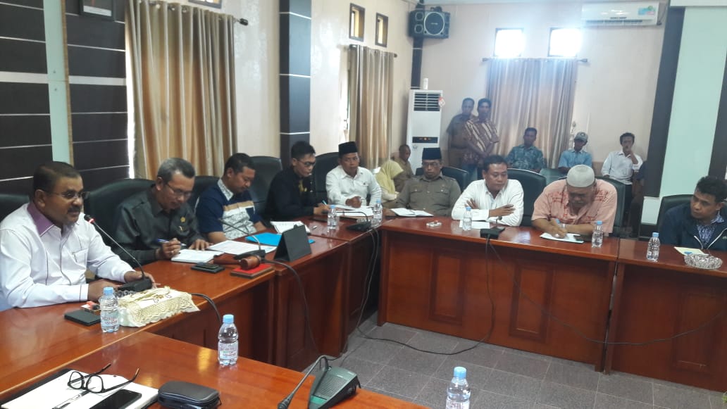 Bupati Karimun Aunur Rafiq menghadiri pertemuan nelayan dan PT Timah di DPRD Karimun. (ilham/haluankepri.com)