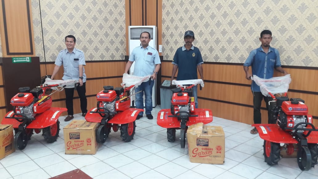 General Manager PT Timah Tbk Wilayah Operasi Kepri dan Riau, Adam Darmawan menunjukan 4 hand traktor bantuan kepada masyarakat Kundur. (ilhma/haluankepri.com)