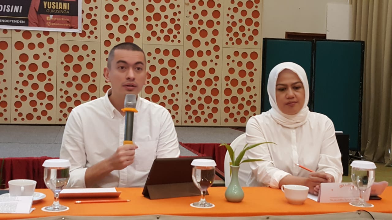 Rian Ernest dan Yusiani Gurusinga sedang memberikan penjelasan kepada awak media. (damri/haluankepri.com)