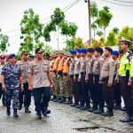 IMG-20191211-WA0007 Kapolres Bintan, AKBP Boy Herlambang bersama sejumlah pimpinan FKPD mengecek personil saat apel kesiapsiagaan penanggulangan bencana alam di halaman Mapolres Bintan, Rabu (11/12/2019) pagi. (istimewa)